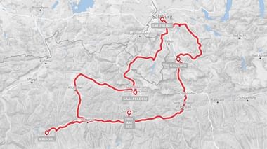 Topografische kaart met een rode fietsroute door Salzburgerland, Oostenrijk, die Salzburg, Golling, Zell am See, Saalfelden en Krimml verbindt.