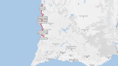 Kaart van Rota Vicentina wandelroute langs Portugese kust van Porto Covo naar Odeceixe, gemarkeerd met rode lijn.
