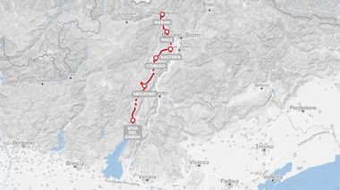 Kaart met wandelroute van Merano via Bolzano, Comedo en Molveno naar Riva del Garda in Noord-Italië, gemarkeerd met rode lijn en punten.