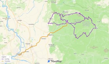 Kaart met fietsroute in paars rond Mont Ventoux en transferroute in oranje vanuit Avignon. Groene gebieden tonen natuurparken.