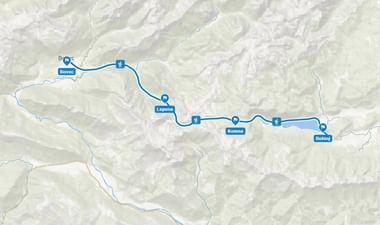Topografische kaart met wandelroute door Triglav Nationaal Park, die Bovec, Lepena, Komna en Bohinj verbindt met blauwe markeringen.