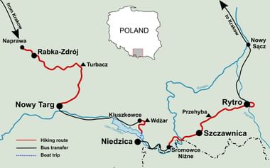 Kaart met wandelroutes in rood, bustransfers in zwart en boottochten in blauw door de Poolse Beskiden-regio, die plaatsen zoals Nowy Targ, Turbacz en Rytro verbindt.