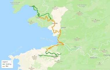 Kaart van Corsica met wandelroutes in groen en busroutes in oranje, die plaatsen als Girolata, Osani, Partinello en Porto verbinden.
