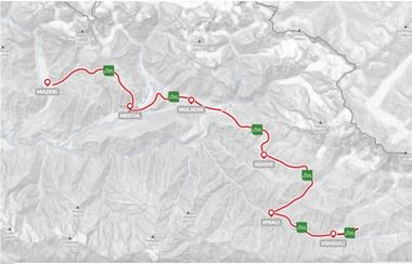 Topografische kaart met rode fietsroute door het Kaukasusgebergte in Georgië, die Mazeri, Mestia, Mulakhi, Adishi, Iprali en Ushguli verbindt.