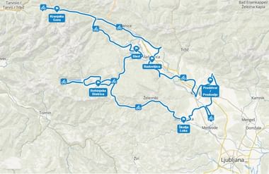 Kaart met een ronde fietsroute in Slovenië met blauwe lijnen die locaties verbinden zoals Kranjska Gora, Bled, Radovljica, Skofja Loka en Bohinj.