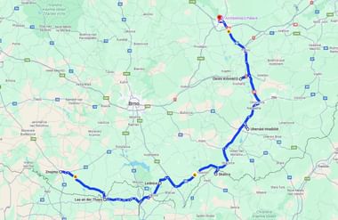 Kaart met blauwe fietsroute van Aartsbisschoppelijk Paleis via Dolní Kounice, Znojmo, Laa an der Thaya naar Lednice in Tsjechisch-Oostenrijks grensgebied.