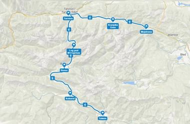Kaart van het noordwestelijke deel van de Juliana Trail met blauwe routemarkeringen die plaatsen verbinden: Mojstrana, Kranjska Gora, Tarvisio, Bovec, Kobarid en Tolmin.
