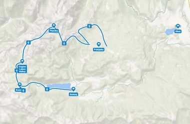 Topografische kaart met een ronde wandelroute in de Julische Alpen met gemarkeerde stops bij Krma, Bohinj, Pokljuka, Planina en Bled.