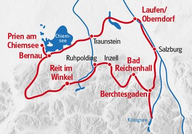 Fietsroute kaart van Chiemgauer Highlights in rood die plaatsen zoals Prien am Chiemsee, Bernau, Traunstein en Salzburg verbindt.