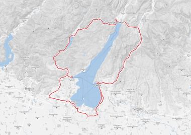 Topografische kaart met een rode fietsroute rond het Gardameer in Italië, via Riva del Garda, Garda en Salò.