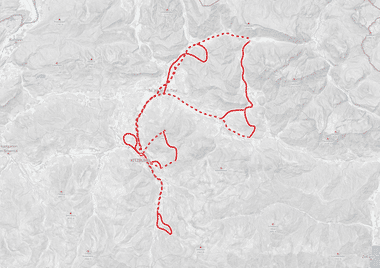 Topografische kaart met rode wandelroutes rond Kitzbühel, Oostenrijk. Meerdere gestippelde en doorgetrokken rode lijnen tonen paden.