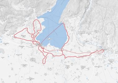 Kaart met fietsroutes rond het Gardameer met rode lijnen die vanuit Desenzano del Garda naar verschillende bestemmingen rond het meer leiden.