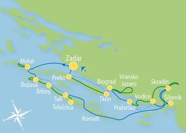 Kaart met fiets- en veerbootroutes in Kroatië die steden zoals Zadar, Biograd, Šibenik en eilanden zoals Molat, Brač en Korčula verbinden.