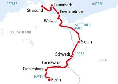 Kaart met fietsroute van Berlijn naar Stralsund, rode lijn verbindt steden zoals Oranienburg, Eberswalde, Schwedt, Stettin en Wolgast.