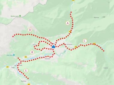 Wandelkaart Bovec gebied met routepunten Topografische kaart met rood gestippelde wandelroute door Bovec regio met wegpunten A-E gemarkeerd. Route verbindt plaatsen.