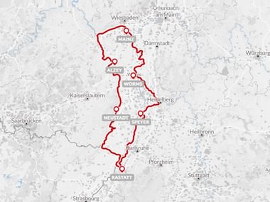 Kaart met een rode fietsroute door de Pfalz-regio in Duitsland, via Wiesbaden, Mainz, Heidelberg en Karlsruhe.