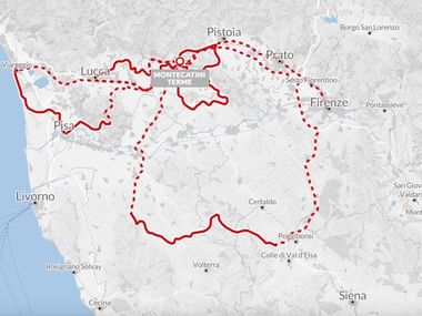 Kaart met sterreis fietsroutes in Toscane met rode lijnen die steden zoals Pisa, Lucca, Pistoia, Prato en Firenze verbinden.