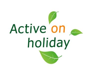 Active on Holiday bedrijfslogo met groene en oranje tekst en decoratieve groene bladeren rond de woorden op witte achtergrond.