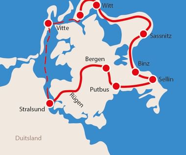 Kaart met fietsroute op eiland Rügen met rode lijn die de plaatsen Stralsund, Vitte, Witt, Sassnitz, Binz, Sellin, Putbus en Bergen verbindt.
