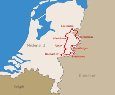 Kaart met een rode fietsroute door Overijssel, Nederland, die Coevorden, Ootmarsum, Haaksbergen, Bredevoort, Doetinchem, Almen en Hellendoorn verbindt.