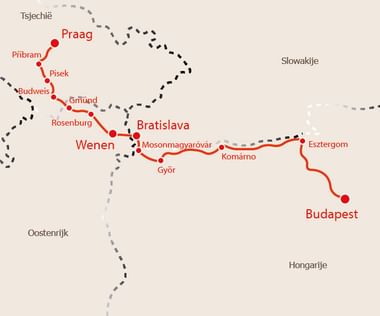 Kaart met fietsroute van Praag via Wenen naar Boedapest, rood gemarkeerd met stops zoals Bratislava, Győr en Esztergom.