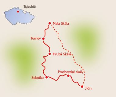 Kaart met fietsroute door Bohemen met rode lijn die Jičín, Prachovské skály, Sobotka, Hrubá Skála, Turnov en Malá Skála verbindt.