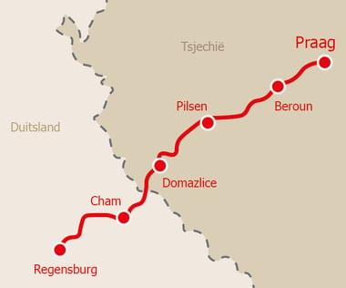 Fietsroute kaart Regensburg naar Praag Kaart met fietsroute van Regensburg naar Praag met rode lijn door steden: Regensburg, Cham, Domazlice, Pilsen, Beroun en Praag.