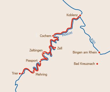 Kaart met Moezel fietsroute in rood langs de blauwe Moezel rivier, verbindt steden van Trier tot Koblenz inclusief Cochem en Zell.