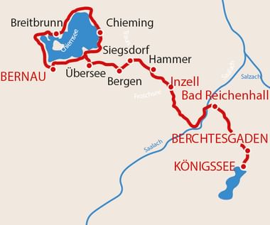 Toeristische kaart van Chiemsee-Königssee regio in Beieren met meren, plaatsen en rode route van Bernau via Chieming, Bad Reichenhall naar Königssee.