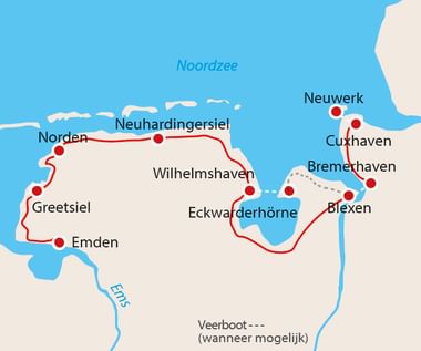 Kaart met fietsroute langs de Duitse Noordzeekust met rode lijn die steden zoals Emden, Greetsiel, Norden, Wilhelmshaven en Bremerhaven verbindt.