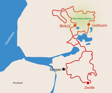 Kaart met fietsroute in Kop van Overijssel met plaatsen Giethoorn, Blokzijl, Kampen en Zwolle. Blauwe gebieden tonen IJsselmeer en meren.