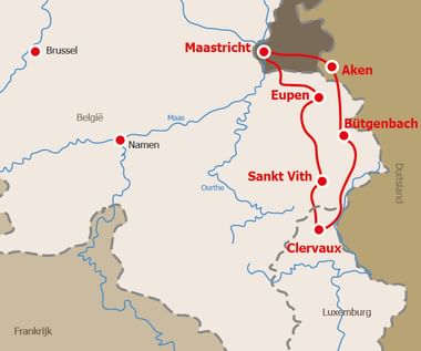Kaart met de rood gemarkeerde Vennbahnweg die steden verbindt van Maastricht via Aken, Eupen, Bütgenbach, Sankt Vith naar Clervaux.