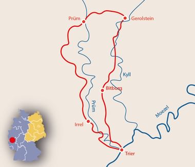Kaart met fietsroute door Eifel regio met rode en blauwe paden tussen Prüm, Gerolstein, Kyll, Bitburg, Irrel en Trier.
