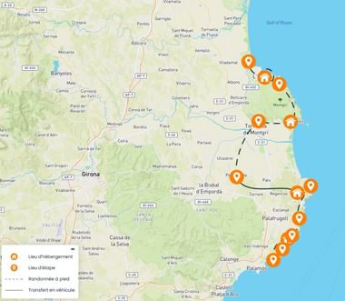 Kaart met wandelroute langs de Costa Brava kust met oranje markeringen voor stops van noord naar zuid, inclusief plaatsen als Tossa de Mar en Palafrugell.