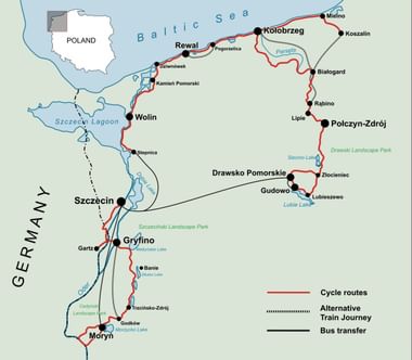 Kaart met fietsroutes in Pommeren langs de Oostzeekust, die steden als Kołobrzeg, Wolin en Szczecin met rode lijnen verbindt.