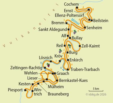 Kaart van de Moezel met wijnsteden zoals Bernkastel-Kues, Traben-Trarbach en Cochem. Druivensymbolen markeren wijngebieden langs de rivier.