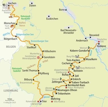 Fietsroutekaart van Aken naar Koblenz door Eifel-Moezel-Rijngebied, toont oranje route via Monschau, Trier en Moselkern met bezienswaardigheden.