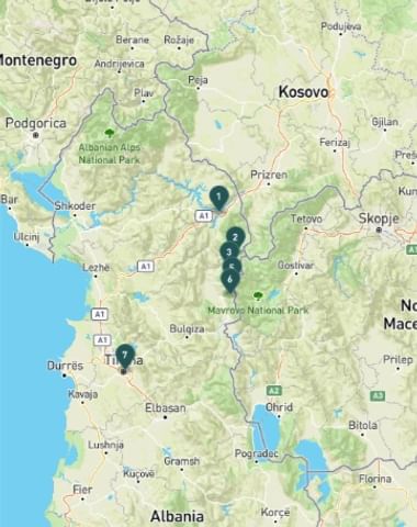 Topografische kaart met de Scardius Trail route in Albanië met genummerde waypoints. De kaart toont terrein, wegen en nabije locaties.