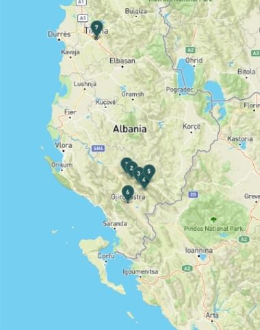 Topografische kaart van Albanië met de Hidden Valley Trek route en genummerde markeringen in het berggebied tussen Tirana en Gjirokastër.
