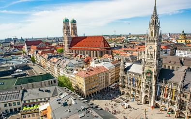 Luchtfoto van het historische centrum van München met Marienplatz, de toren van het Nieuwe Stadhuis en de dubbele koepels van de Frauenkirche.