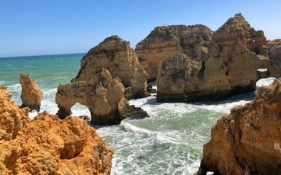 Felsklippen beim Wandern an der Algarveküste