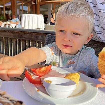 Frühstück in Hallstatt direkt am See beim Familienwandern im Salzkammergut