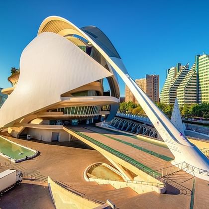 Oceanografic Valencia moderne architectuur Futuristisch wit gebogen gebouw van Oceanografic Valencia met kenmerkend boogontwerp, omgeven door waterelementen en moderne stadshorizon.