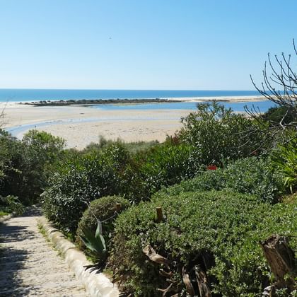 Strandpfad an den Sandstrand der Algarve