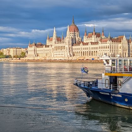 Riviercruiseschip MS Prinzessin Katharina op de Donau met het Hongaarse parlementsgebouw in Boedapest op de achtergrond.