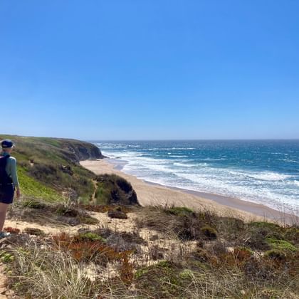 Ines steht an der Küste der Rota Vicentina
