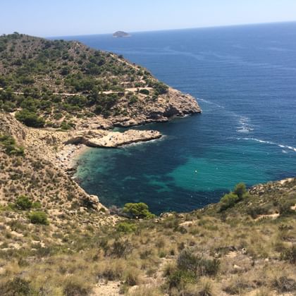 Cala Conill baai aan de Costa Blanca kust Luchtfoto van Cala Conill, een afgelegen baai met turquoise water omgeven door rotsachtige kliffen en mediterrane vegetatie.