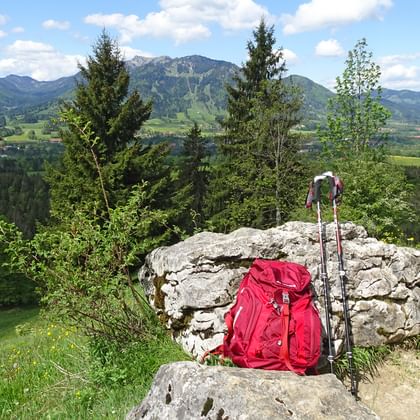 Wandern mit Rucksack und Wanderstöcken durch die Bayerische Berglandschaft