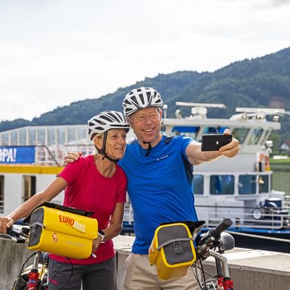 Selfie in front of a ship on the Danube