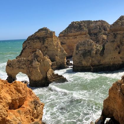 Steinformation an der Felsküste der Algarve